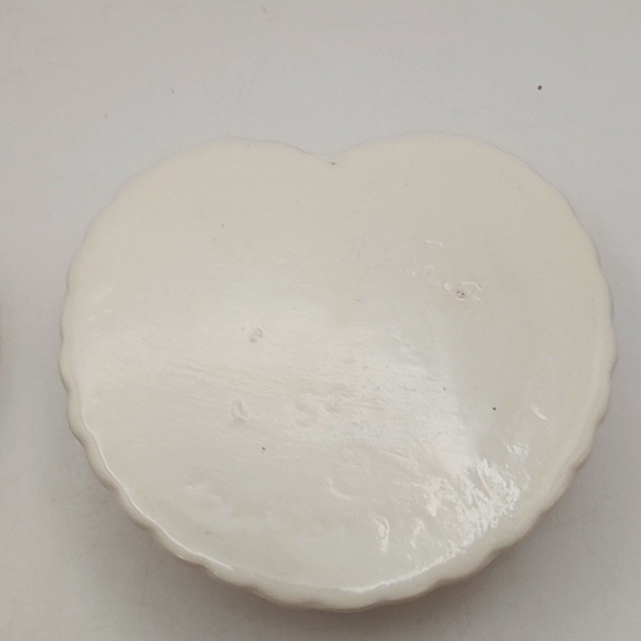 Vintage Ceramic Heart Trinket Box 4" X 4" X 1.5" - Picture 9 of 9